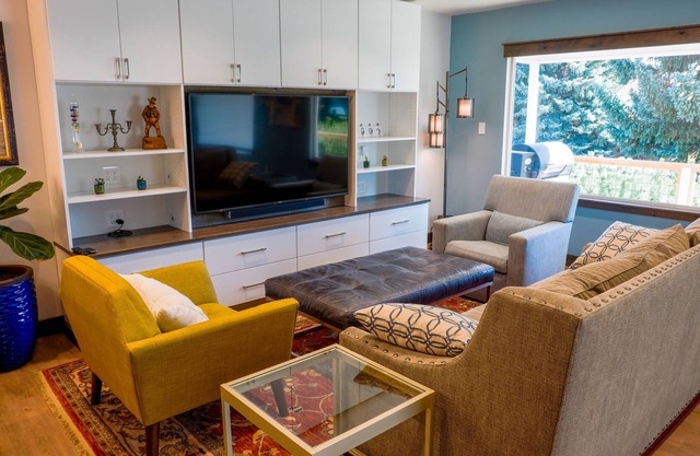Contemporary and Luxurious Home on 1/2 acre. Minutes from Hotsprings!