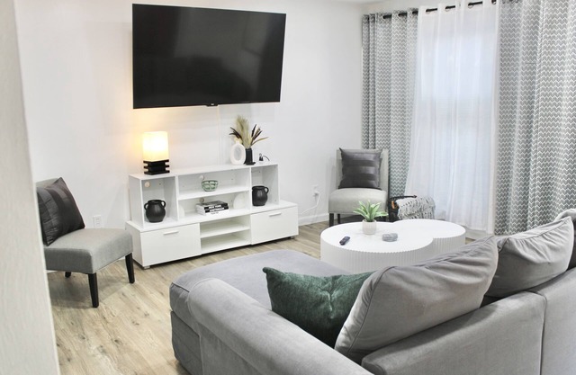 Contemporary AND Cozy! Sleeps 6!
