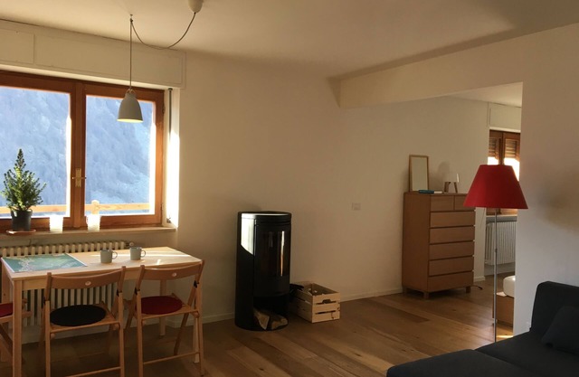 Modernes Apartment mit Holzofen und eigener Terrasse mit Bergblick