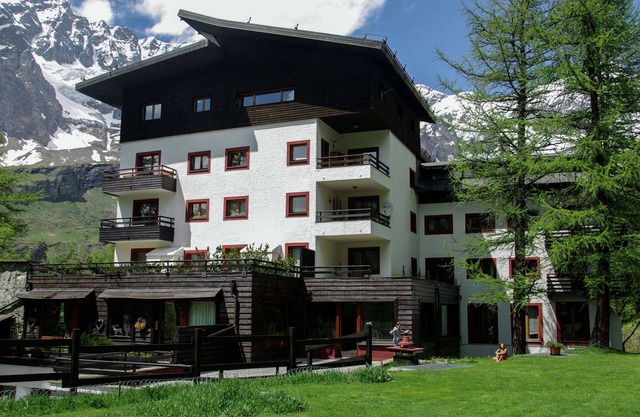 Contemporary Apartment in Breuil-Cervinia near Ski Area