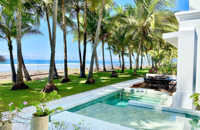 Modern-Strand-Front-Gem-Gated-Community-direkt auf dem Wasser mit Pool!