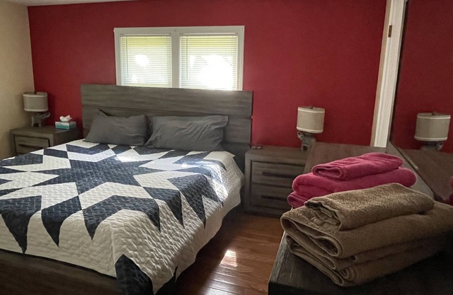 Contemporary Beach Cottage. Sleeps 8. Central AC/Heat. Beach pass included.
