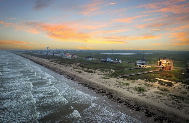 Contemporary beachfront, pet friendly, hot tub, elevator, private boardwalk