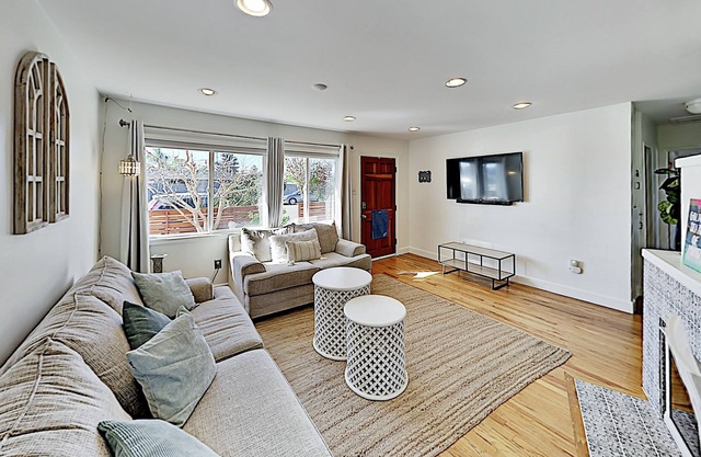Contemporary Bungalow: Game Room, Fireplace & Fruit Trees ' 10 Mins to Beach