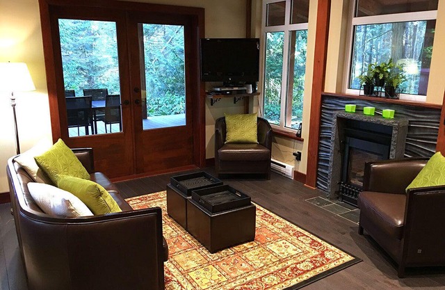 Contemporary Cottage with Private Forest Backyard. Steps to Sea & Pet-Friendly!