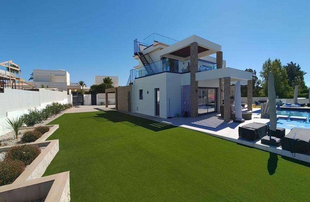 Contemporary Carvoeiro Villa | 4 Bedrooms | Villa Bonita | Balcony Sea Views | Modern Interior