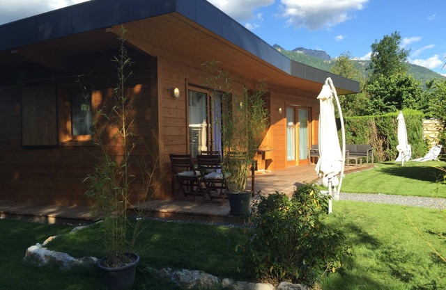 Modernes Chalet auf dem See von Annecy
