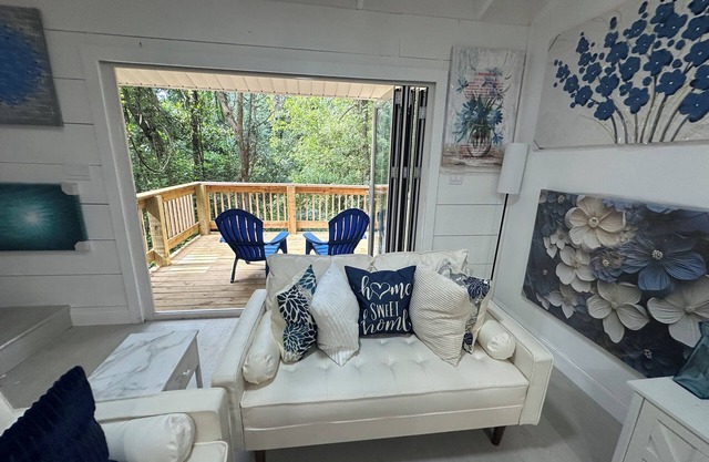 Contemporary-Chic Cozy Cabin Conveniently Located