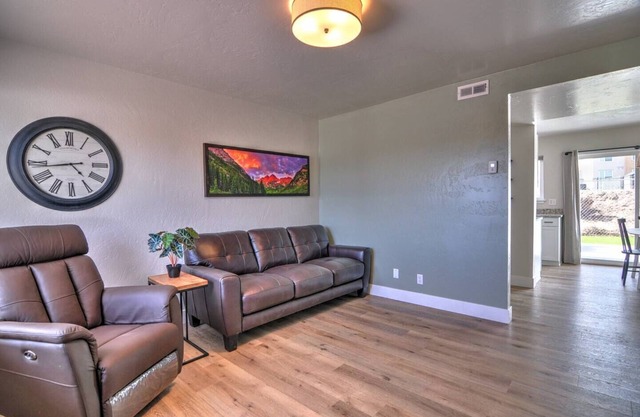 Contemporary, Clean 2 BR Townhome w/ Private Patio 🐶 Friendly, Fast WiFI👨‍💻