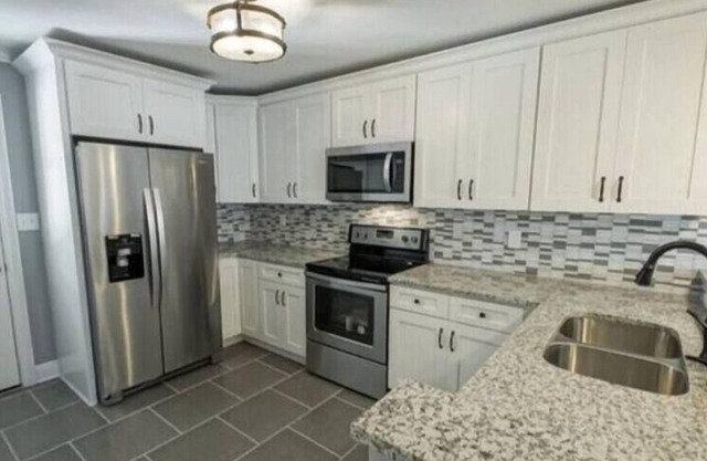 Contemporary Comfort: 3bd Retreat w/ Priv. yard