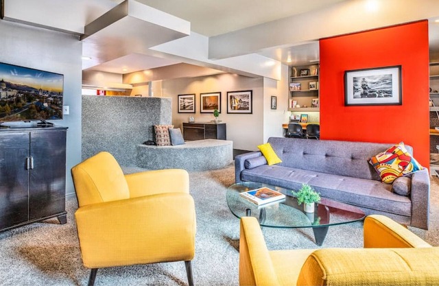 Contemporary Condo, Historic Avenues in Downtown