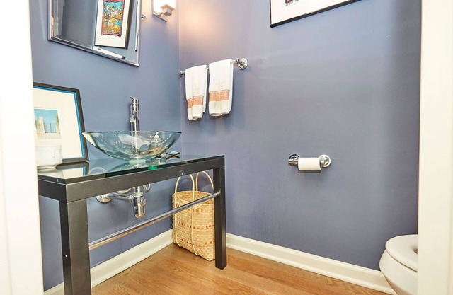 Contemporary Condo close to town, metro north and beach