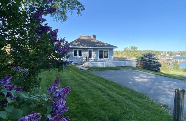 Zeitgenössische Cottage mit spektakulärem Meerblick und Zugang