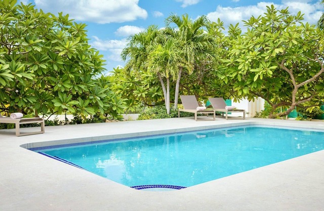 Contemporary 4 bedroom Villa, private pool, 4min walk to the beach- Coral Estate