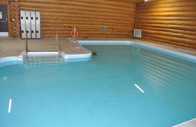 Contemporary, dog-friendly log cabin with private deck & full kitchen