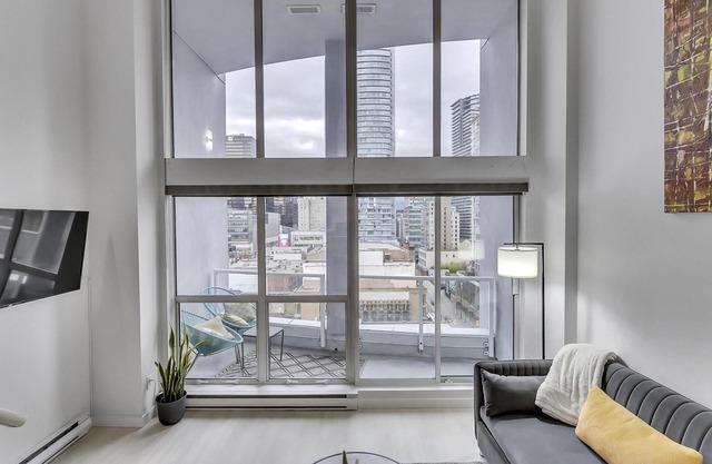 Contemporary DT Vancouver Loft In The Heart Of The City. Parking included