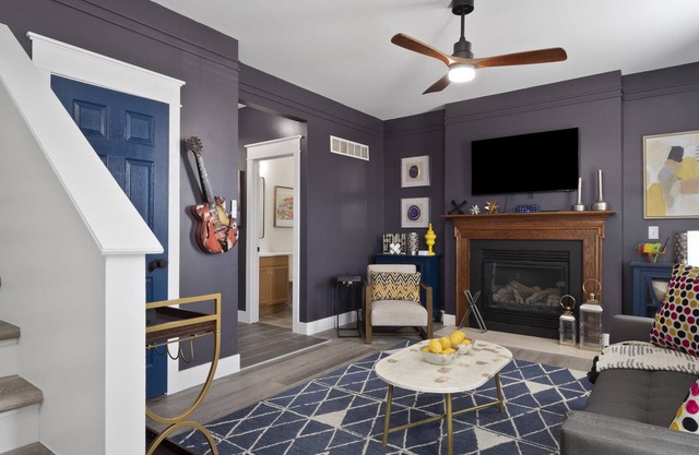 Contemporary Home | Sleeps 12 | Close to Downtown