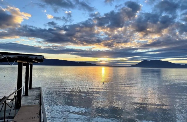 Contemporary home - Sunrise Views - Private dock
