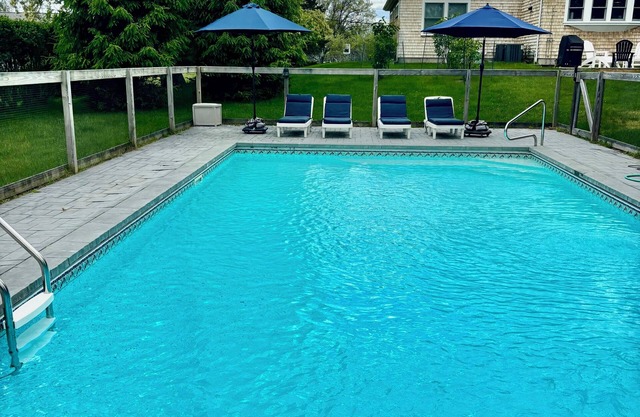 Modernes Haus mit beheiztem Salzwasserpool und Wasserblick auf Shelter Island