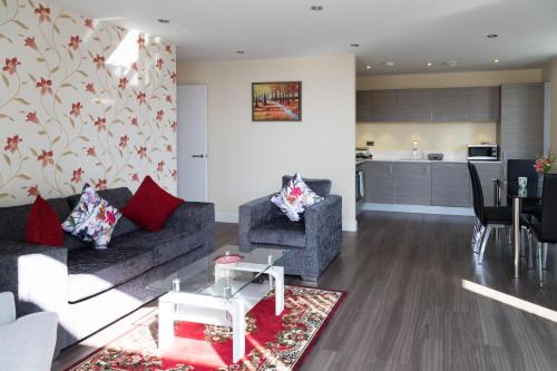 Contemporary & Homely Penthouse, 2 mins walk from Cambridge Station, lift access, secured gated on-site parking, self check-in, SUPER Fast WIFI, Terrace & Sleeps 6
