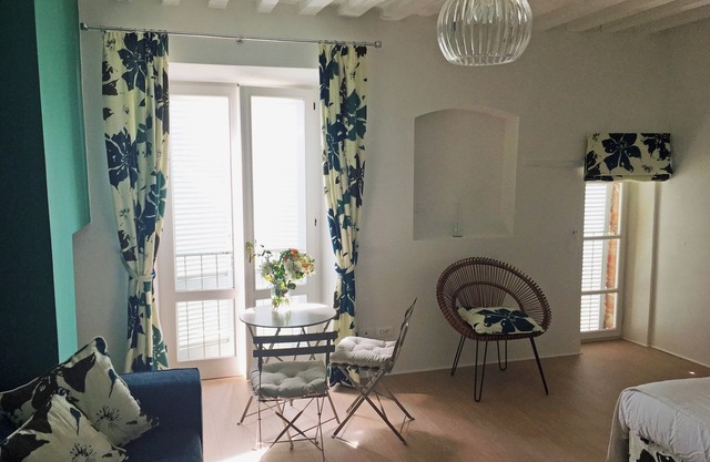 Zeitgenössisches Dekor in einem mittelalterlichen Stadthaus: Studio Suite mit Blick auf die umbrischen Hügel