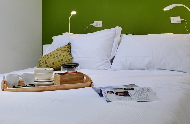 Zeitgemäßer Luxus in einer luftigen Studio-Suite auf zwei Ebenen in einem mittelalterlichen Stadthaus