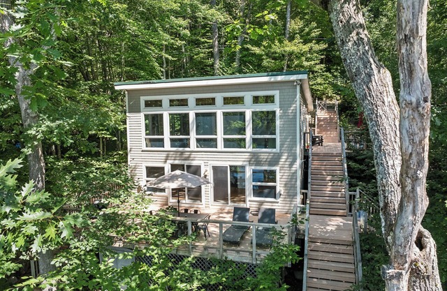 Contemporary lakefront house on Sebago Lake in Maine