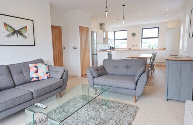 Contemporary Large 2 Bedroom Apartment with Parking