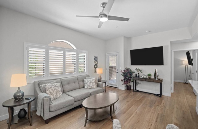 Contemporary Lavish Suite 2 Bedroom Condo