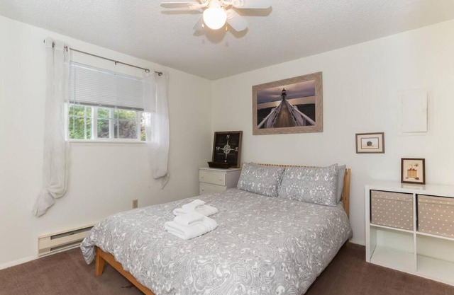 Contemporary, marine 2bd/1ba Apartment C in Kent