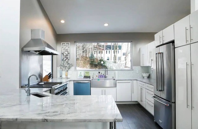 Contemporary/Modern 3 bedroom Family Custom home