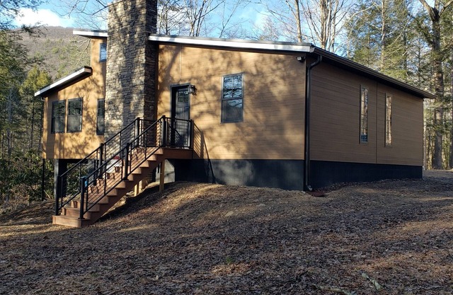 Contemporary Mountain Gem- 20 mins to Williamsport- w/Creek Views- Sleeps 6