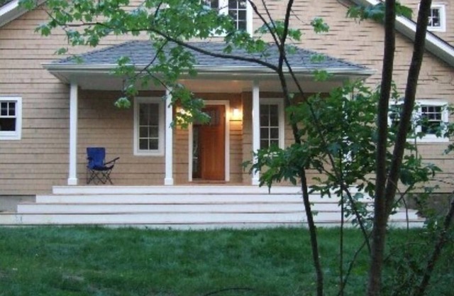 Contemporary Home auf ruhigen Landstraße / Zu Fuß zum Strand und Fresh Pond