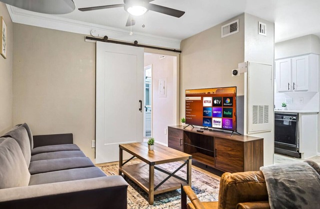 Contemporary 1BR 1Bath| Pool Access