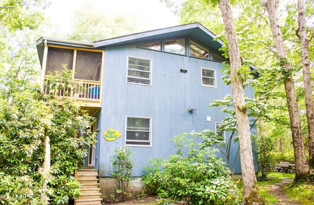 Lichtdurchflutete Zeitgenössische Year-Round Retreat