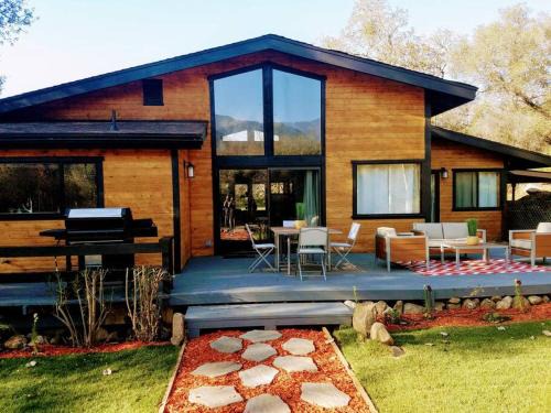 Contemporary River House close to SNP gate -7acres