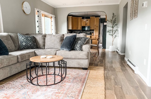 Contemporary, spacious home with a basement game room! 6 miles to Hunter Mtn.