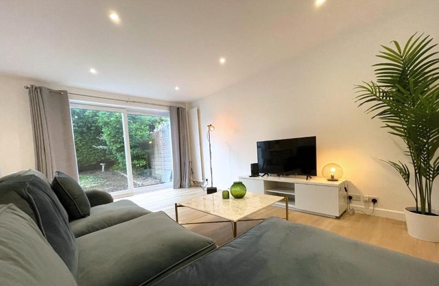 Contemporary-styled 3-Bed House