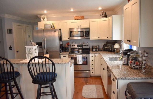 Contemporary three bedroom sleeping 8 located in Yarmouth Port