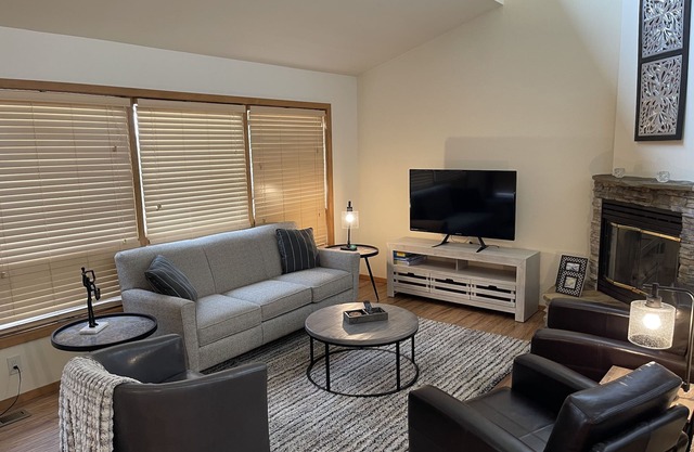 Contemporary Townhome on the Golf Course - Sleeps 6