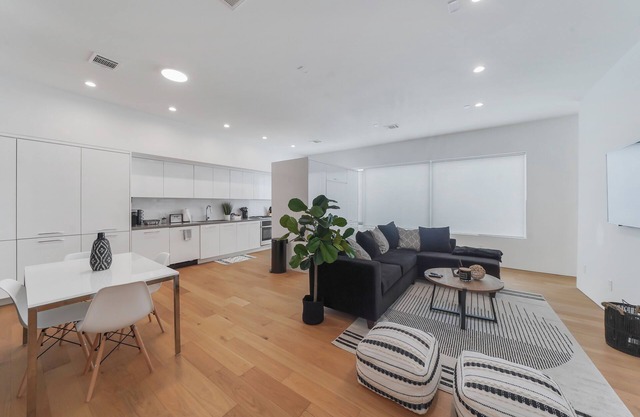 Contemporary Townhouse East Downtown w/Parking
