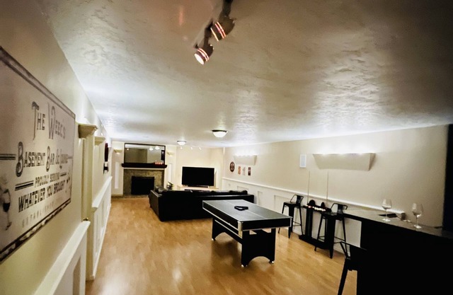 Contemporary Traditional w/ Pool, Wet Bar and Pool Table