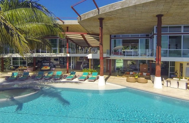 Tropische moderne Villa. Perfekt für Gruppen und Events. Eigenes Fitnessstudio und Kino.