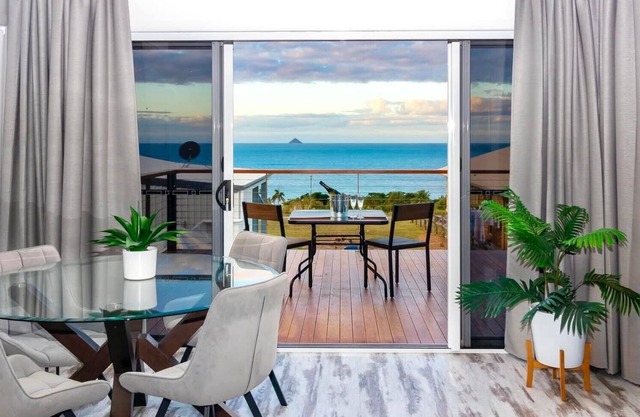 Contemporary two Bedroom Beach Cottage, Views of the Coral Sea, Maritima Lodge