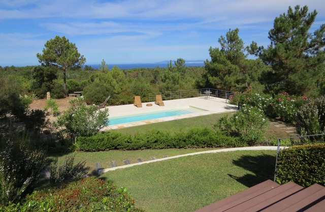 Moderne Villa mit Pool, Südküste von Lissabon, einem atemberaubenden Blick