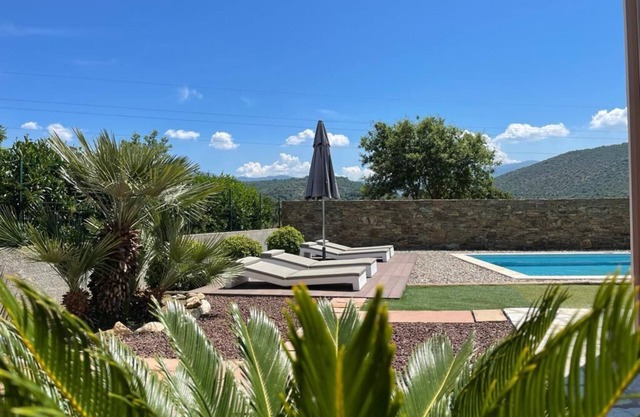 Zeitgenössische Villa mit Schwimmbad und privatem Garten