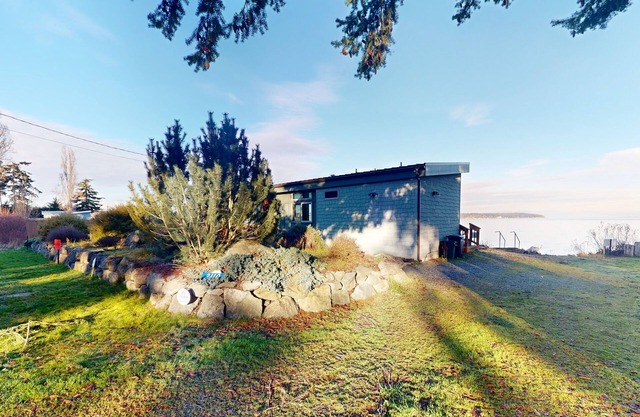 Das moderne Haus am Wasser bietet eine herrliche Aussicht in der Nähe von Penn Cove