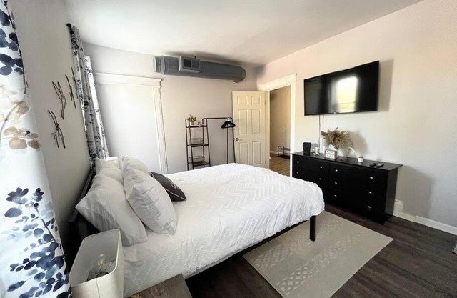 Conteporary Upgraded DT CLE 2br Apt - Sleeps 6-7!