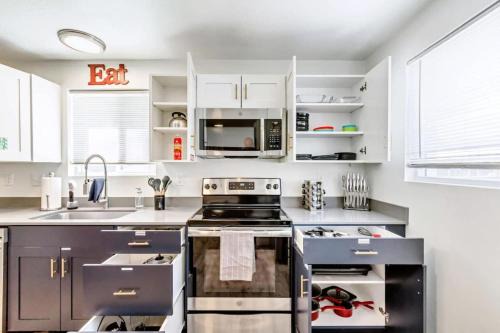 Convenient 2BR Apt w Covered Parking SLC
