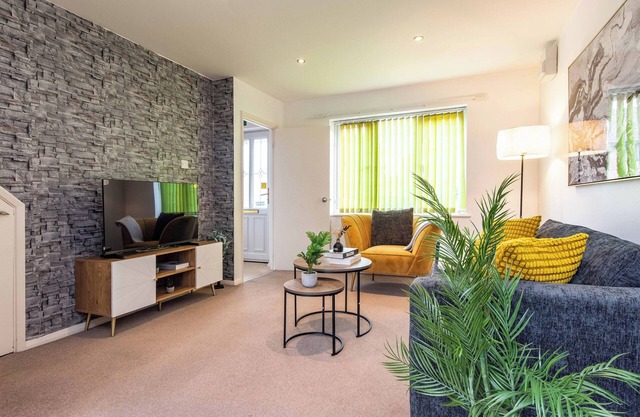 Convenient 3-Bed House in Bedford with Driveway